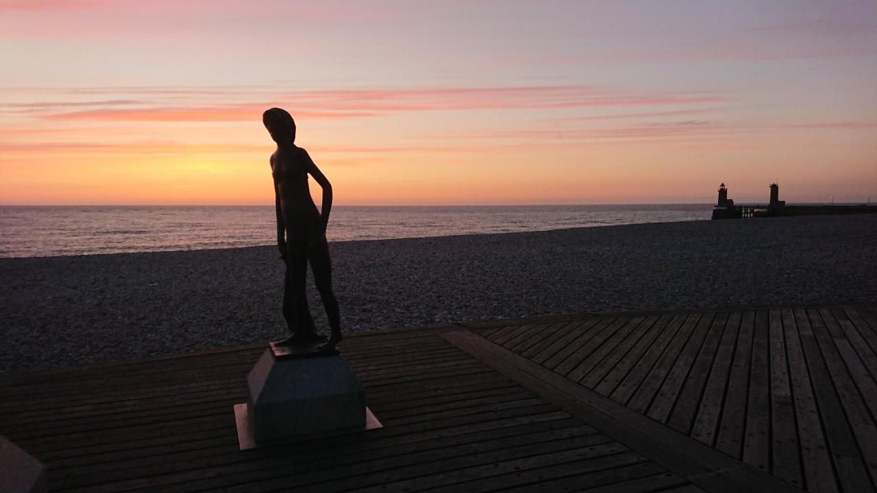 Un 2eme Etage A 300 Metres De La Mer, ! *